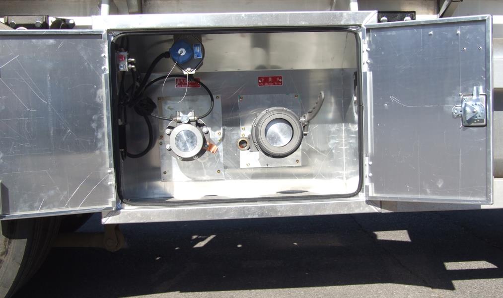 OEM Aluminium Fuel Gasoline Oil Tank Trucks 8x4 with Dongfeng Engine