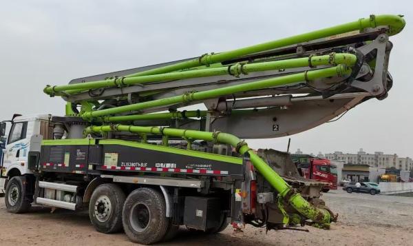Manufactured Concrete Pump Trucks with Max Theoretical Output of 100/60m3/h and Max Vertical Reach of 43m Made in 2021.7