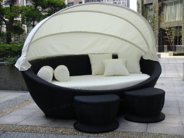 Luxury Comfortable Roofed Cane Daybed , Wicker Garden Oval Daybed