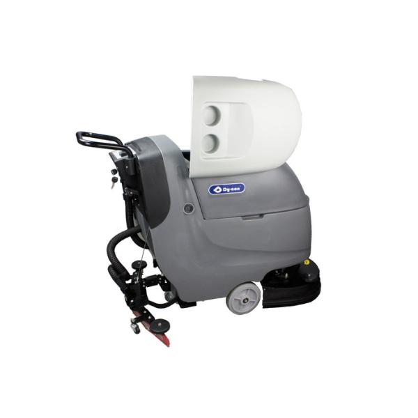 Promenade commerciale rapide derrière la balayeuse de plancher, machines dures de nettoyage de plancher