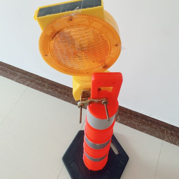 PE Material Traffic Post with Base and T-Top Delineator Bollard for Highway Road Safety