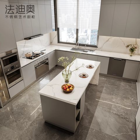 Gabinete de cocina de acero inoxidable moderno gris en forma de U con isla y electrodomésticos integrados