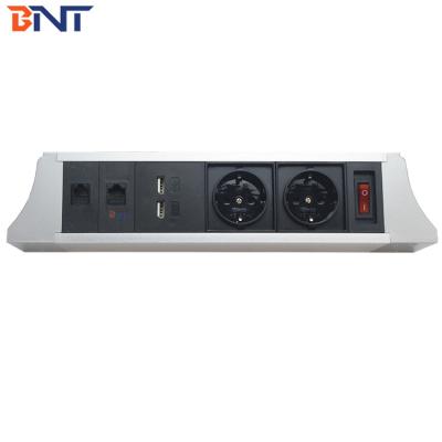 A tabela do projeto modular montou a tomada de poder com relação do telefone