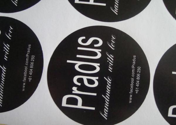 O projeto decorativo suas próprias etiquetas, vinil personalizou as etiquetas do negócio permanentes