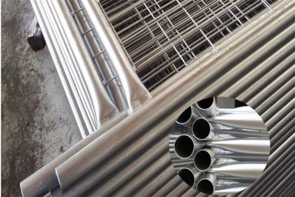 Welded Metal Hoarding Fencing Powder Coated With Metal Plastic Feet Concrete