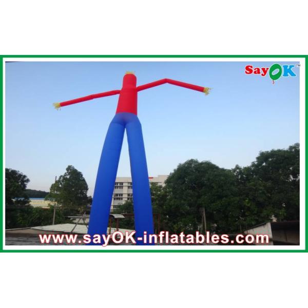 На открытом воздухе реклама Bule и красная рука развевая раздувные танцы танцора воздуха