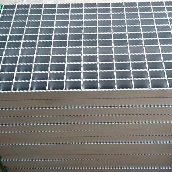 Flat Outdoor Floor 32x5mm Serrated Steel Grating