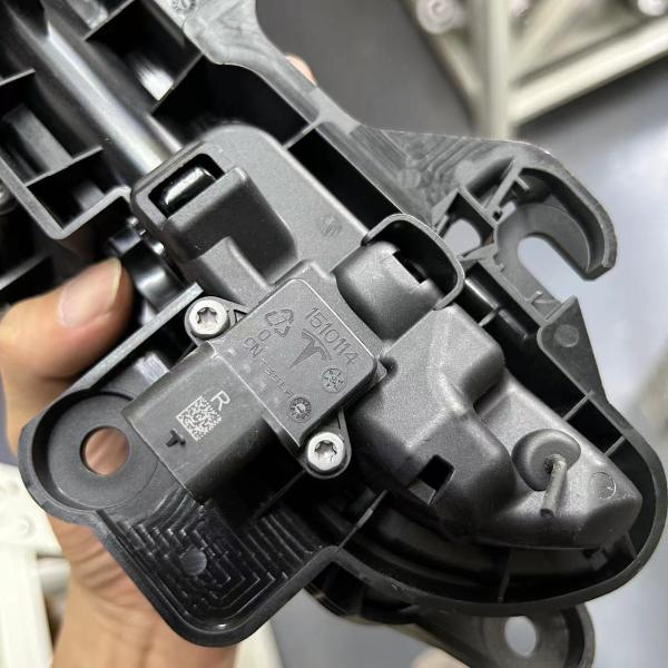 Tesla Modelo 2019- Mano de la puerta delantera 1528115-00-B / 1528114-00-B Esta parte del coche