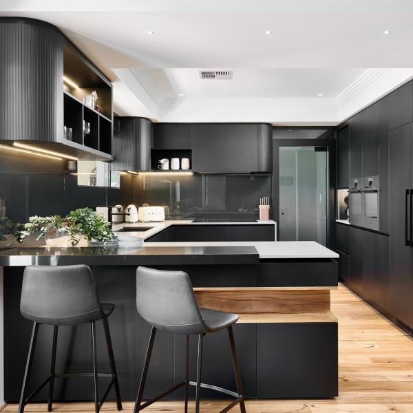 U Shape Black Plain Grating Lacquer Kitchen Cabinet With Curved Island