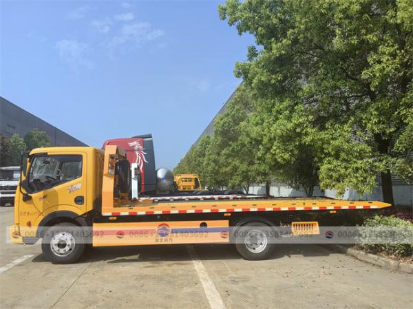 China Flat Bed Wrecker Tow Trucks Load Capacity 4 Tons Body Length 5 Meter