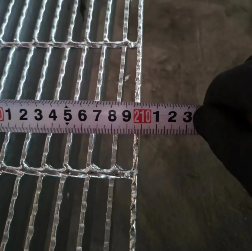 Hot-Dip Galvanized Steel Grating with Serrated Surface and Customizable Sizes for Drain Cover and Walkway Platforms