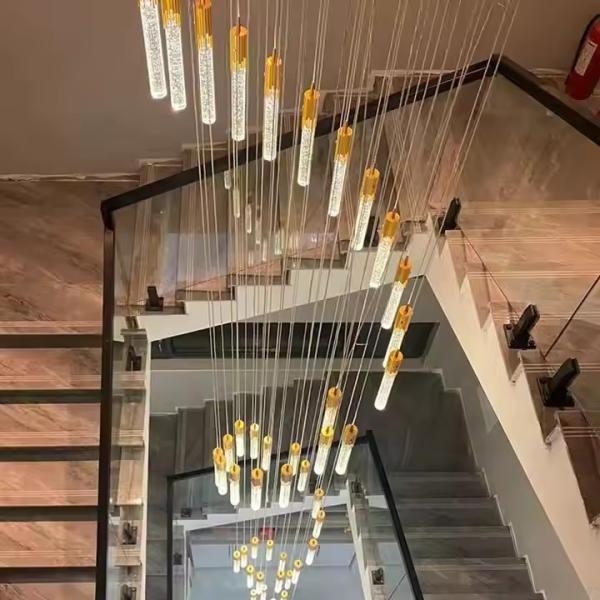 3200-6500K Température de couleur Lumière suspendue dorée acrylique pour l'escalier de l'hôtel