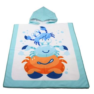 le crabe 240gsm a modelé le poncho de serviette de plage de Microfiber des enfants avec le capot