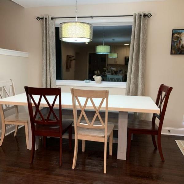 Silla de comedor de madera maciza para hoteles y restaurantes Diseño de espalda clásica de cruz Construcción resistente