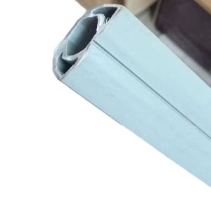 PP resistente a los rayos UV Extrusión de plástico verde Cintas de puertas ODM Perfiles de pared decorativos personalizados