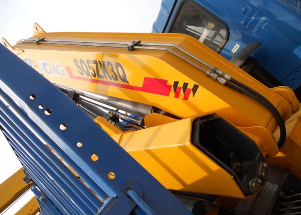 Effective Transportation Folding Boom Crane, 5 Ton Lorry-Mounted Crane