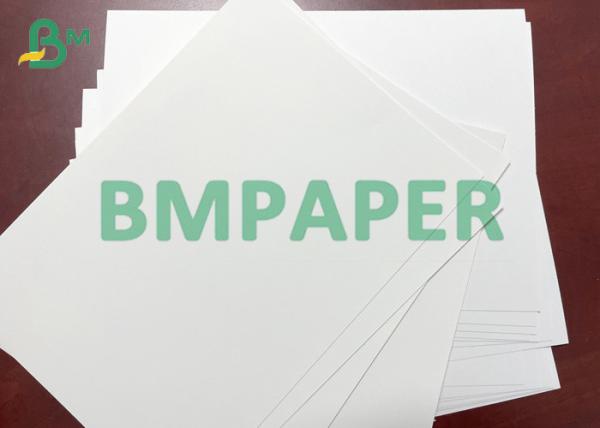 Um lado revestiu o cartão de dobramento branco para a caixa de embalagem médica