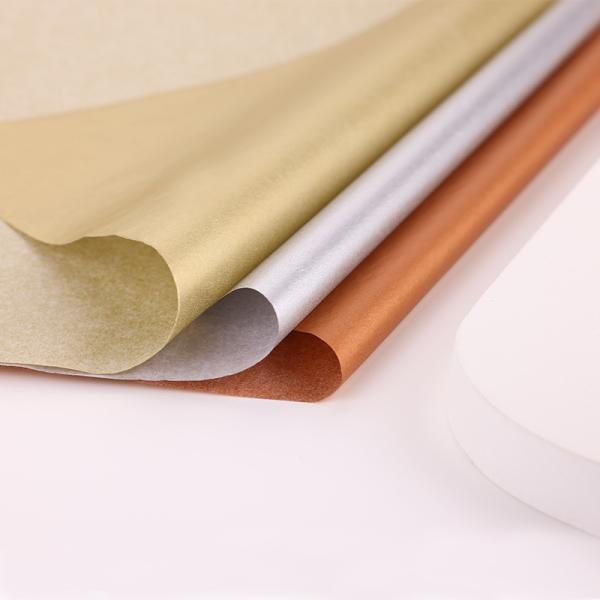 Изготовленная на заказ напечатанная упаковочная бумага подарка логотипа для одежды цветка розовой присутствующей