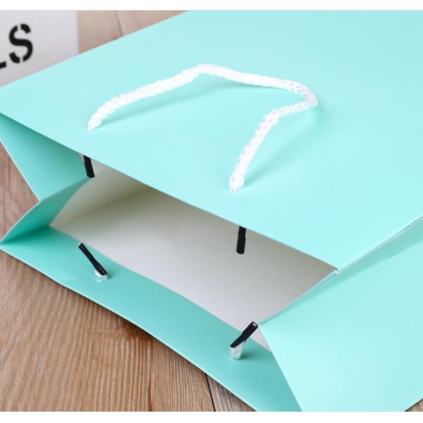 Sacos coloridos do presente de Kingkron multi Kraft com empacotamento da roupa dos punhos