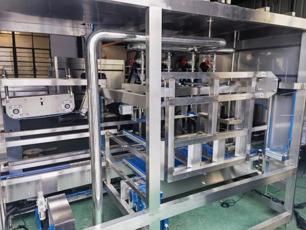 Instalação profissional de enchimento e tampa de lavagem de água mineral