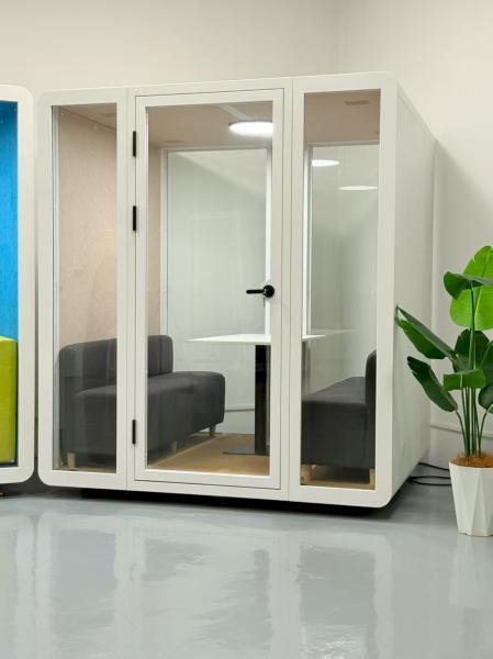Movable 4 Person Booth Soundproof Meeting Pod With LED Lighting