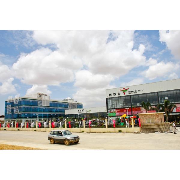 Современное стальное жилое здание с фасадной конструкцией