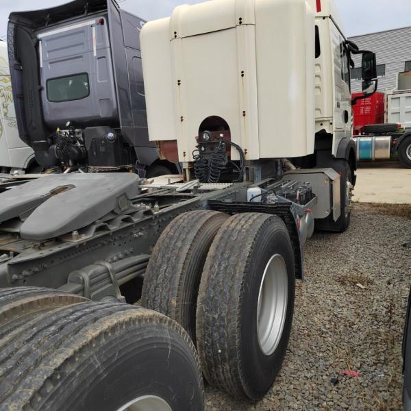 Initial Payment Heavy-Duty CNG/LNG Sinotruk HOWO Trucks for International Distributors