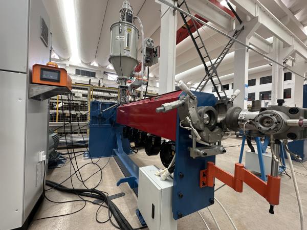 PTFEワイヤとケーブルエクストルーダーマシン シエメンズモーターで60kg/H 11KW