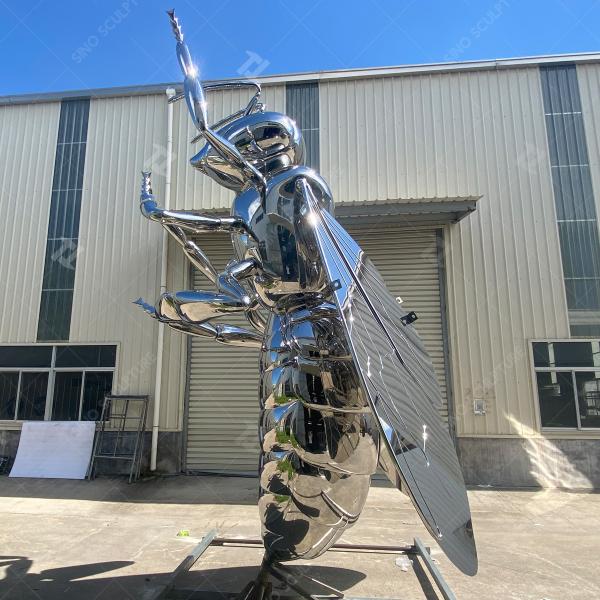Escultura de abelha de aço inoxidável ao ar livre com acabamento polido altamente espelhado