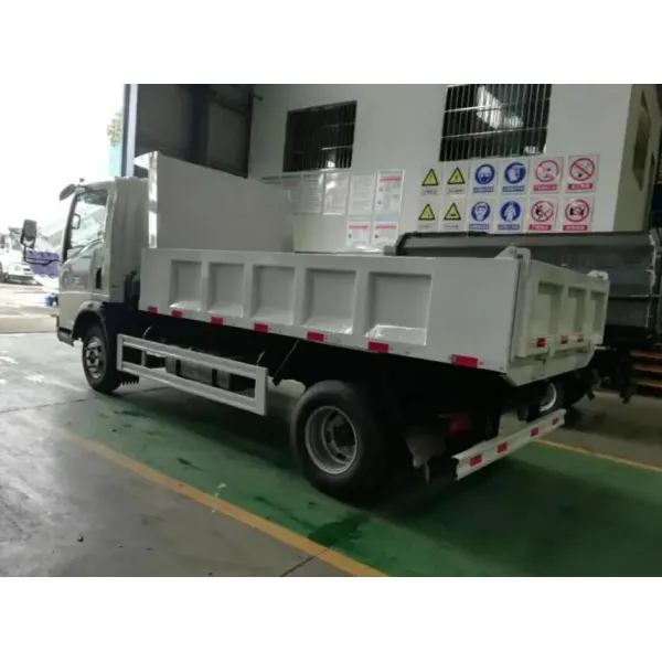 HOWO 5 Ton Tipper Dump Truck Hydraulic Lift For Engineering Projects
