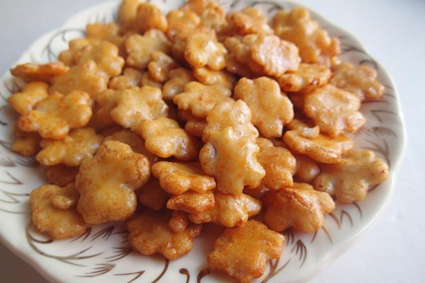 Biscoitos ocasionais deliciosos salgados importados japoneses do arroz do petisco