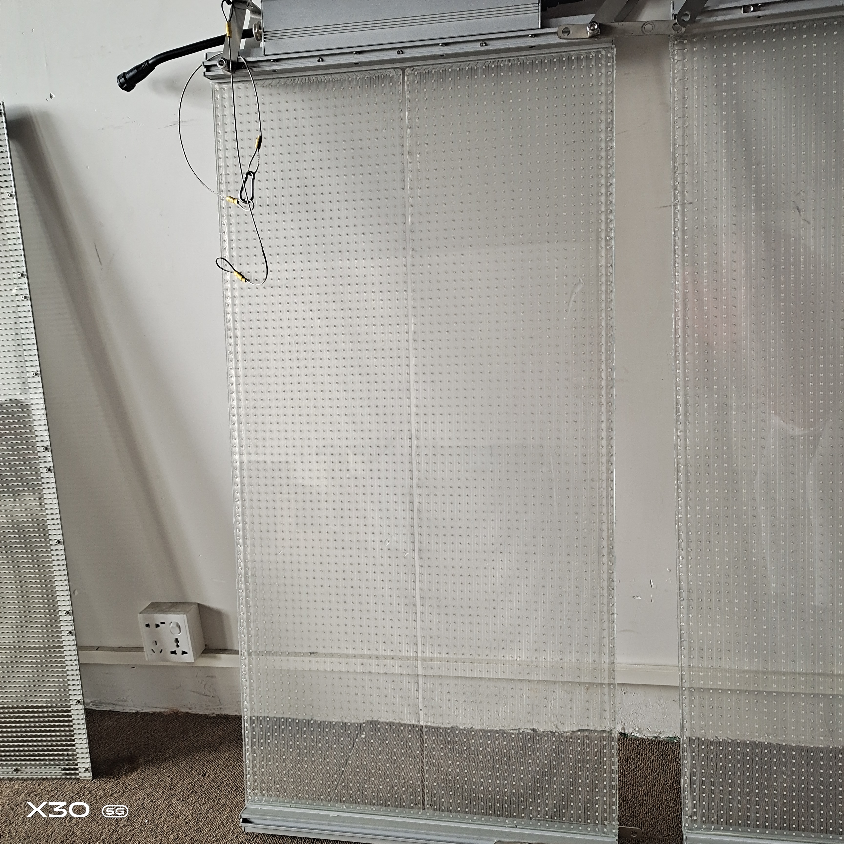 Дуга FCC 120W/M2 привела занавес приведенный экрана 4200CD/Sqm фильма прозрачный