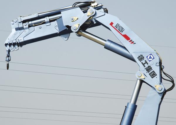 Durable 16 Ton Transporting Articulated Boom Crane , Hydraulic System