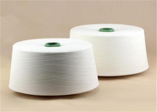 O anel branco natural do fio para confecção de malhas do poliéster girou o fio 30S no núcleo de papel