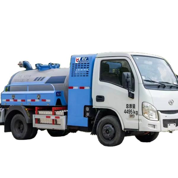 Small Diesel Sanitation Cleaning Truck 4x2 Urban And Rural Street Suction Truck