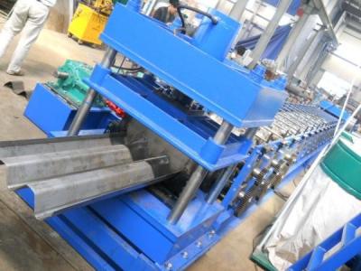 Petit pain de recourbement froid de barrière de route formant des rouleaux de la machine 5 nivelant le contrôle de poinçon de PLC de Panasonic d'utilisation de système de trou