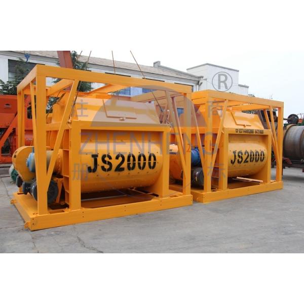 Собственная личность нагружая большой промышленный конкретный смеситель, объемны