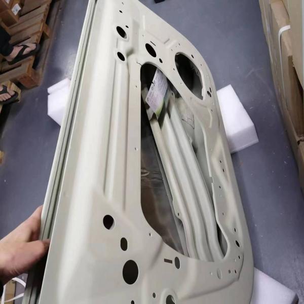 Parties automobiles pour véhicules à moteur