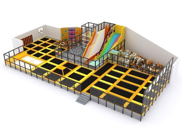 O grande campo de jogos comercial do parque do trampolim da zona caçoa o campo de jogos de salto interno