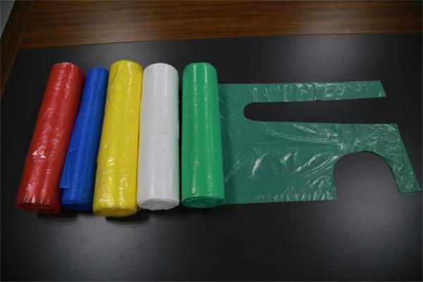 PE Material Disposable Aprons On A Roll Oil Resistant Smooth / Embossed Surface