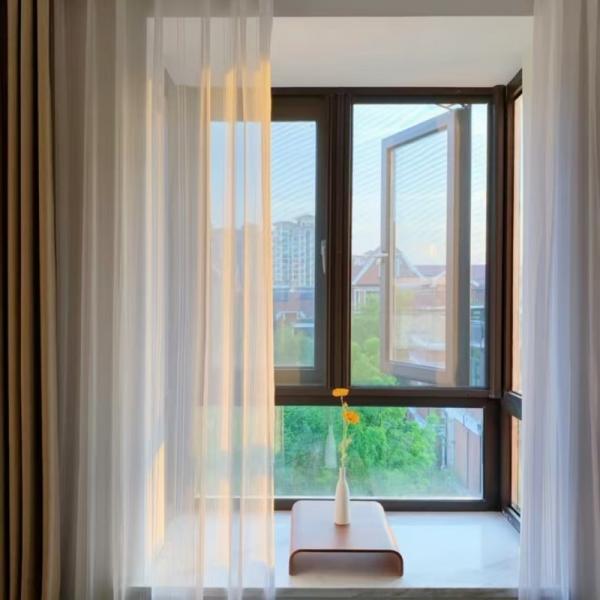 Skate ODM en gros fenêtre en aluminium blanc de style français avec étanchéité à l'air supérieure