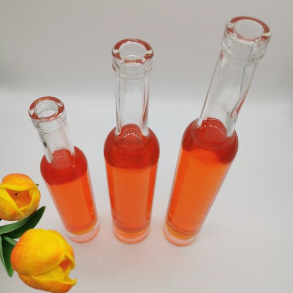 Деликатный внешний вид Высокая стеклянная бутылка для виски Ликер Супер Клинт стеклянный материал