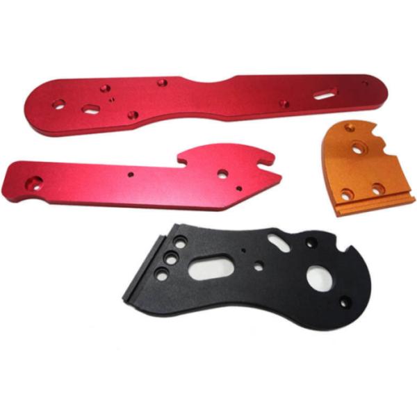 Желто-красные металлические изделия из листового металла