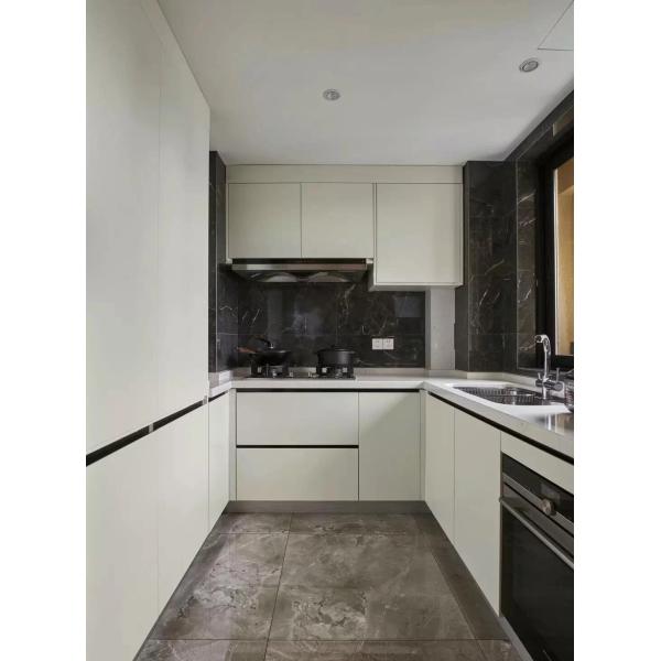 Gabinete de cocina acabado en chapa de madera con isla