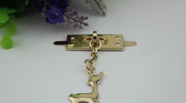 Customized design zinc alloy metal light gold super lovely giraffe hanging decorative charms