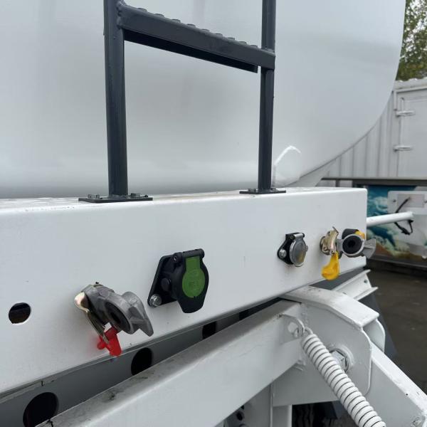 New 3-Axle 12r20 Tire Model 12 Tires 40,000 Liters 45,000 Liters Fuel Tank Semi Trailer (Color Customer Optional)