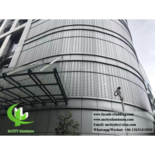 Façades métalliques avec trous ronds perforés