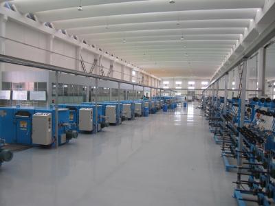 O fio normal azul que torce a torção dobro da máquina para o fio de cobre ajuntado paga fora
