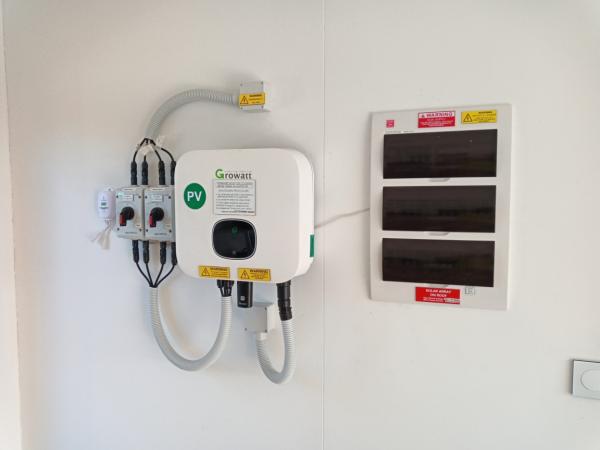 Forced Air Cooling Pure Sine Wave Solar PV Panel With Off Grid Inverter