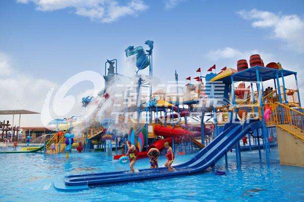 O grande equipamento do campo de jogos do aqua no waterpark projeta-se, jogos do parque do aqua